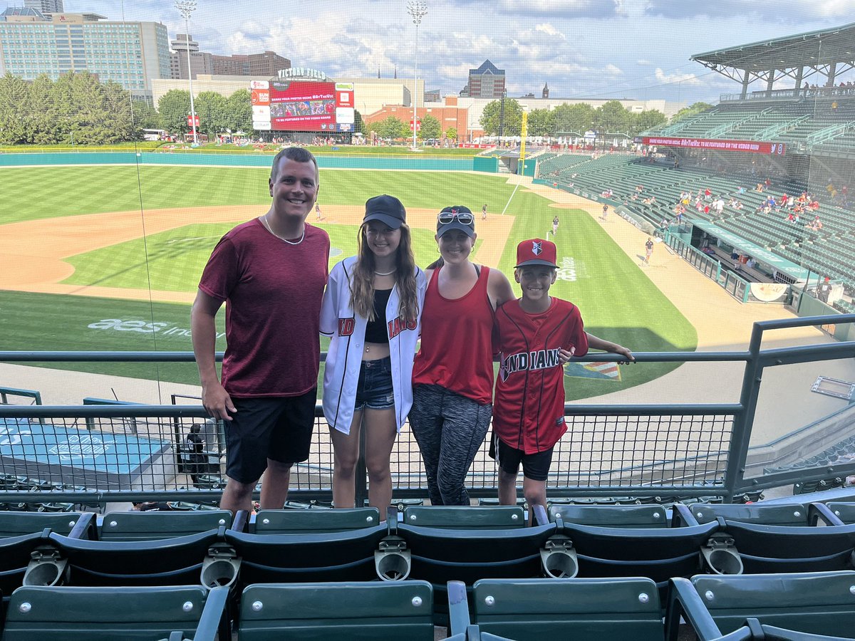 LendonSchwartz's tweet photo. #AtTheVic @indyindians https://t.co/nXSI2hIjvE