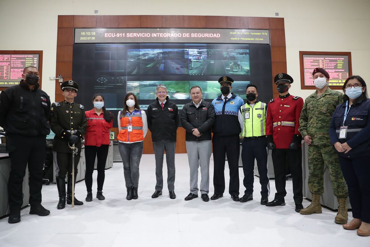 LassoGuillermo's tweet photo. Realizamos una visita técnica a las instalaciones @ECU911_. Junto a @CapiZapataEC y @madanielasaltos, conocimos el personal y el trabajo que realizan cada uno de ellos de manera ininterrumpida para atender las emergencias de la ciudadanía. Gracias por su compromiso con el país. https://t.co/QvZTacOf2p