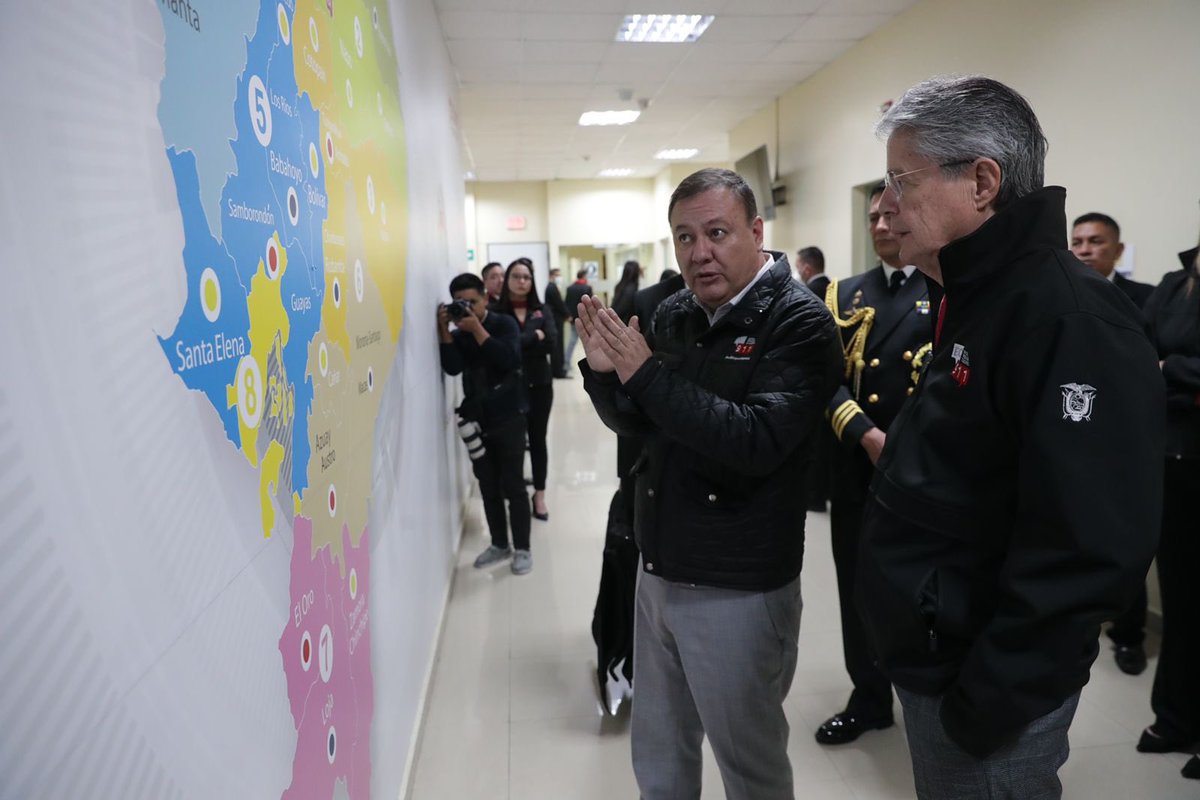 LassoGuillermo's tweet photo. Realizamos una visita técnica a las instalaciones @ECU911_. Junto a @CapiZapataEC y @madanielasaltos, conocimos el personal y el trabajo que realizan cada uno de ellos de manera ininterrumpida para atender las emergencias de la ciudadanía. Gracias por su compromiso con el país. https://t.co/QvZTacOf2p