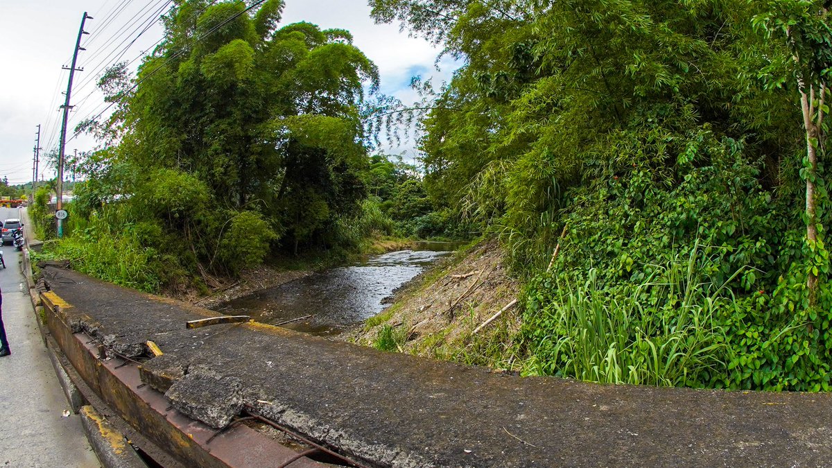 GovPierluisi's tweet photo. Visitamos el puente #703 en la PR-836 del barrio Camarones en Guaynabo. La Autoridad de Carreteras estará comenzando los trabajos de estudios y diseño para la construcción de un nuevo puente con la inversión de $10 millones. #Seguimos https://t.co/byZloWGI0n