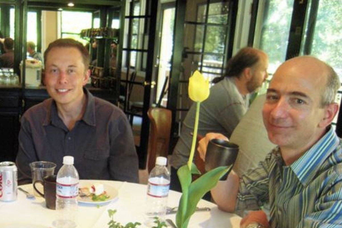 lnfographic's tweet photo. A collection of rare and historical photos of some of the iconic billionaires and famous tech personalities. 🧵
1 - Elon Musk with Jeff Bezos 👇 https://t.co/k1nqlEdFJG