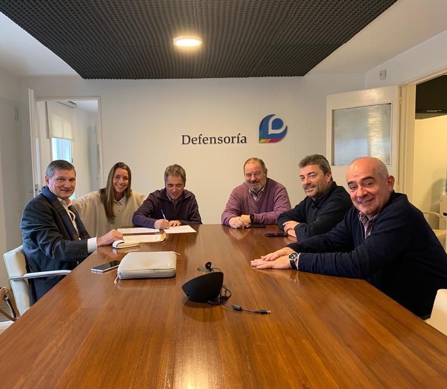 Hoy al mediodía estuvimos reunidos en la <a href="/defensoriaPBA/">Defensoría del Pueblo PBA</a> junto al titular <a href="/GLorenzino/">Guido Lorenzino</a>; <a href="/GastonAriasUNE/">Gastón Arnoldo Arias</a>, Secretario de Servicios Públicos; <a href="/Jecheverriaok/">Jose Enrique Echeverria</a> de legales; <a href="/MRacciatti/">Marcelo Racciatti</a>, Secretario de Unidad Defensor y, con una presencia muy especial para mí, <a href="/Mmfernandez30/">Micaela Fernández.</a>.