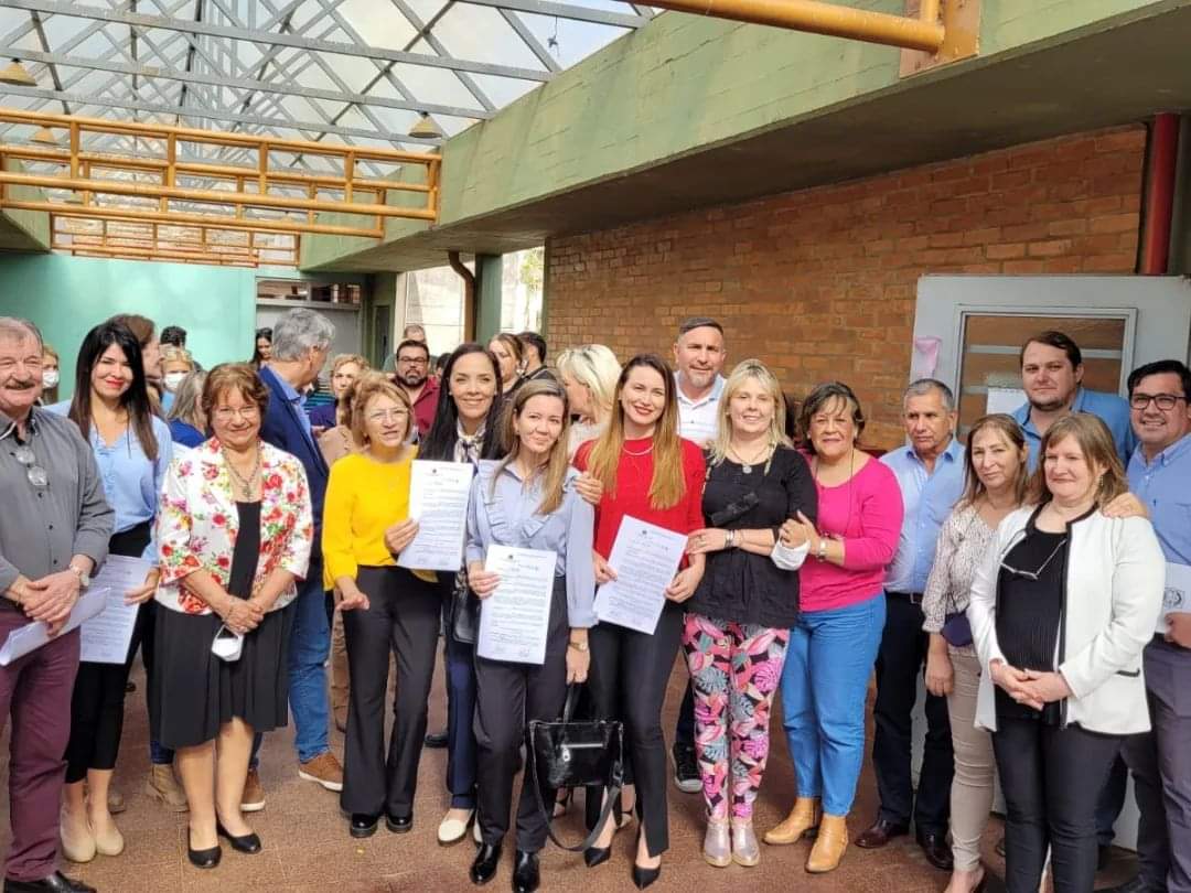 Un nuevo Desafío, un Gran Compromiso. Muchas Gracias por la Confianza al Gob <a href="/herrerayflia/">Oscar Herrera Ahuad</a> a mis representantes Adomistas <a href="/cjdechat/">Christian Dechat</a> <a href="/grillo141/">Ruben Dario</a> Un espacio al servicio de los docentes.
<a href="/jalbertogalarza/">Juan Alberto Galarza</a>