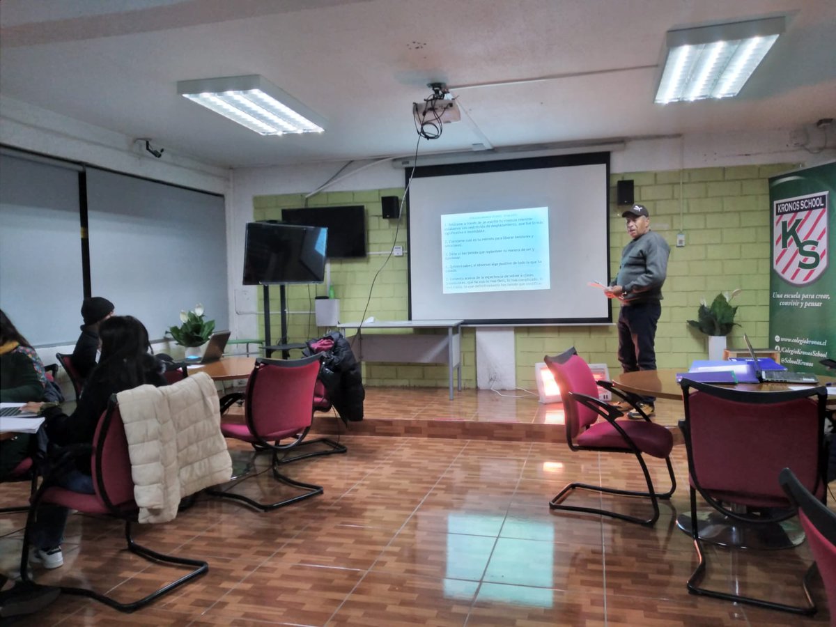 SchoolKronos's tweet photo. La dirección del Colegio liderada por el Sr. Danilo Carrasco C, capacita a los Monitores de Convivencia del colegio Kronos. A su vez nuestro representante por la jornada EPJA, se hizo presente. https://t.co/DvPtAl1hty