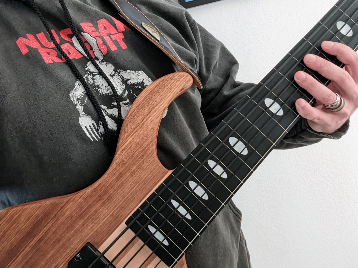 ryansteiner42's tweet photo. Found my old Cloak of Epic Bassage +11. If I remember correctly, this one gives an excellent boost to a bard's tapping speed! @elevenstrings https://t.co/yYGAS8Z7aR