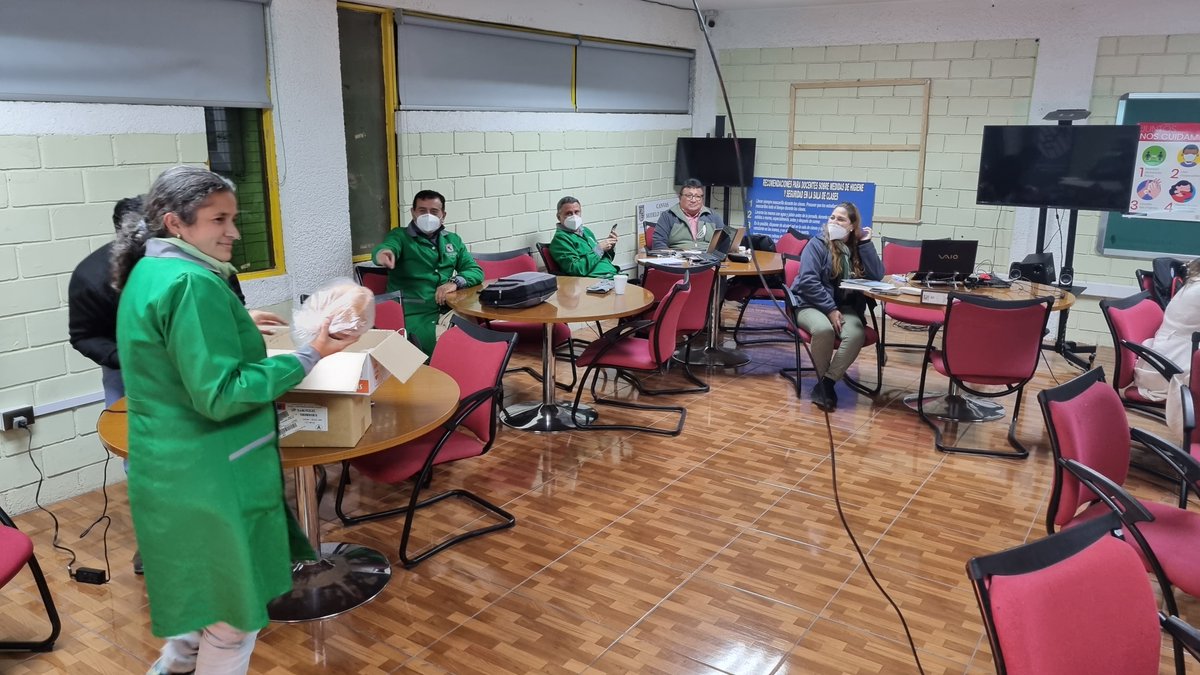 SchoolKronos's tweet photo. El término de I semestre la jornada EPJA, cierra con gran satisfacción con todos los funcionarios de esta jornada, en la oportunidad se hace entrega de un detalle (delicioso Queque), con cariño y un dulce sabor de dulce agradecimiento a todos por su trabajo . https://t.co/ORxTSuNzri
