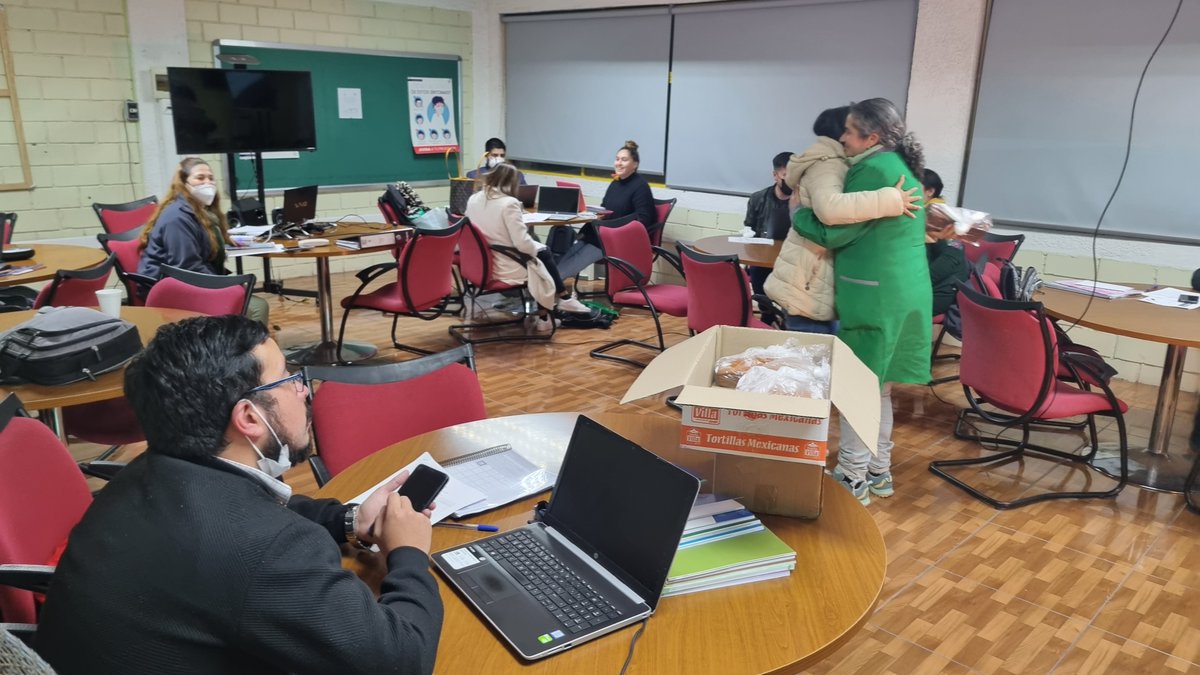 SchoolKronos's tweet photo. El término de I semestre la jornada EPJA, cierra con gran satisfacción con todos los funcionarios de esta jornada, en la oportunidad se hace entrega de un detalle (delicioso Queque), con cariño y un dulce sabor de dulce agradecimiento a todos por su trabajo . https://t.co/ORxTSuNzri