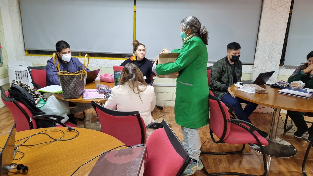 SchoolKronos's tweet photo. El término de I semestre la jornada EPJA, cierra con gran satisfacción con todos los funcionarios de esta jornada, en la oportunidad se hace entrega de un detalle (delicioso Queque), con cariño y un dulce sabor de dulce agradecimiento a todos por su trabajo . https://t.co/ORxTSuNzri