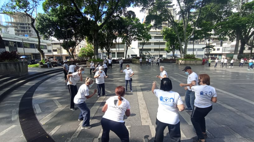Chacao's tweet photo. #6Julio Hoy nuestra #JuventudProlongada participó en la plaza Los Palos Grandes en una sesión de fortalecimiento muscular, en la plaza Bolívar recibieron una clase de #Fitcombat y en la Urb. Sans Souci disfrutaron de #Taichi. Actividades organizadas por #DesarrolloSocialChacao. https://t.co/lJ6pleOyCq