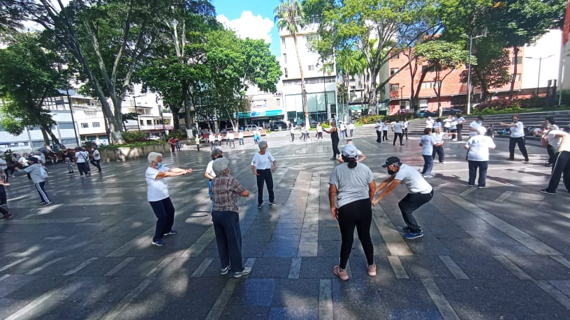 Chacao's tweet photo. #6Julio Hoy nuestra #JuventudProlongada participó en la plaza Los Palos Grandes en una sesión de fortalecimiento muscular, en la plaza Bolívar recibieron una clase de #Fitcombat y en la Urb. Sans Souci disfrutaron de #Taichi. Actividades organizadas por #DesarrolloSocialChacao. https://t.co/lJ6pleOyCq