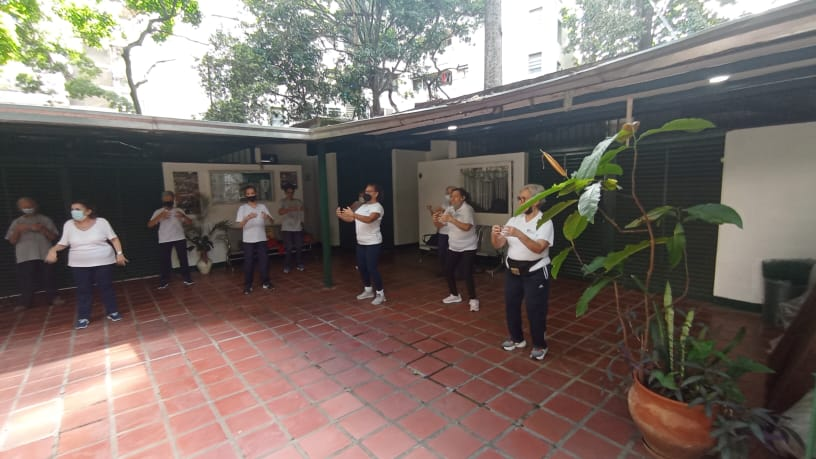 Chacao's tweet photo. #6Julio Hoy nuestra #JuventudProlongada participó en la plaza Los Palos Grandes en una sesión de fortalecimiento muscular, en la plaza Bolívar recibieron una clase de #Fitcombat y en la Urb. Sans Souci disfrutaron de #Taichi. Actividades organizadas por #DesarrolloSocialChacao. https://t.co/lJ6pleOyCq