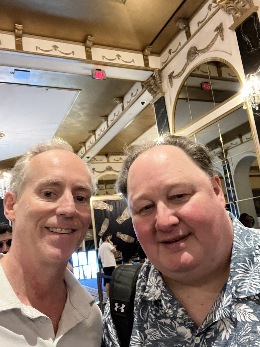 GeorgeWedemeyer's tweet image. Met #FossilMan in the hall at Paris. Thanks for the pic! #jakacoaching