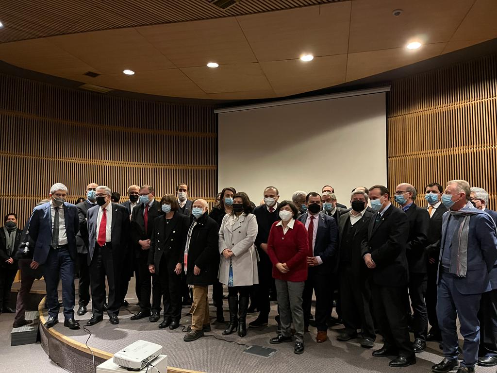 ucatolicamaule's tweet photo. Nuestro Rector #UCM Dr. Diego Durán, presente en la firma del Convenio del Laboratorio de Supercomputación, único a nivel país 🇨🇱 y donde participamos activamente junto a diversas instituciones de #EducaciónSuperior

#Excelencia #Servicio Público
Somos #TuUniversidad 😉 https://t.co/kae2te9POs