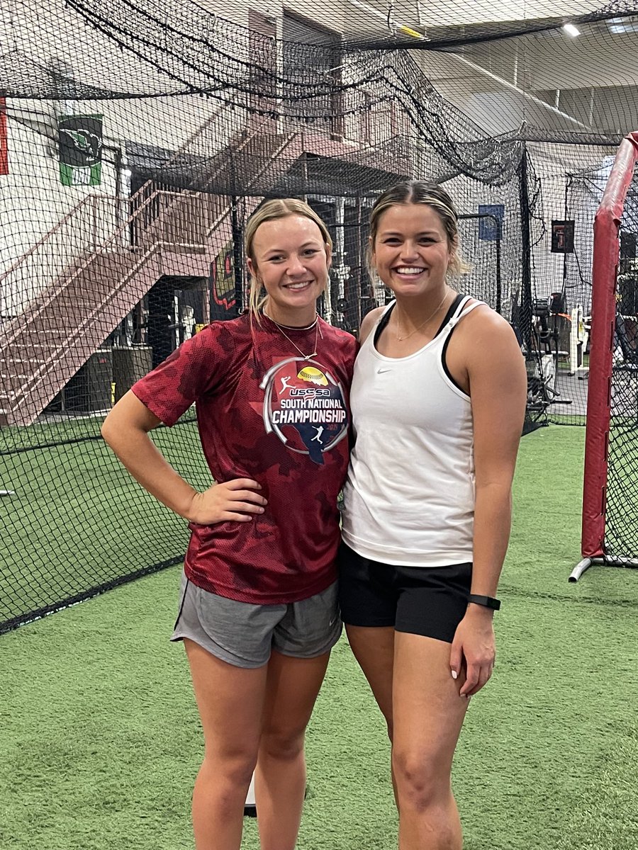 byars_kylee's tweet photo. hitting with @taylonsnoww tonight before tomorrow’s tournament💪🏼@AF16NTXPlatinum @OU_Softball @JMUSoftball @UTAMavsSB https://t.co/NpfaqEMpyQ