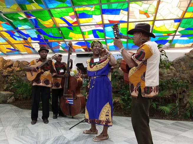 MarianadeCuba5's tweet photo. La cultura que nos une e identifica como caribeños no faltó en la Asamblea de los pueblos del Caribe.
#IXAPC
#Cuba.
#SantiagodeCuba https://t.co/hwzb5vqERz