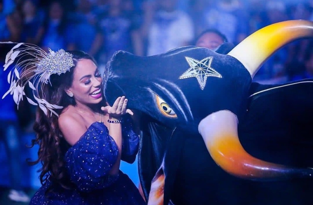 "Delicada, suave e amorosa com o boi, interação perfeita entre os itens. Sinhazinha deslizava no Bumbódromo." A gente sempre soube, senhores jurados 🗣💙 Perfeita é ela, nossa <a href="/Valentinaacid/">Valentina Cid</a> 🥺