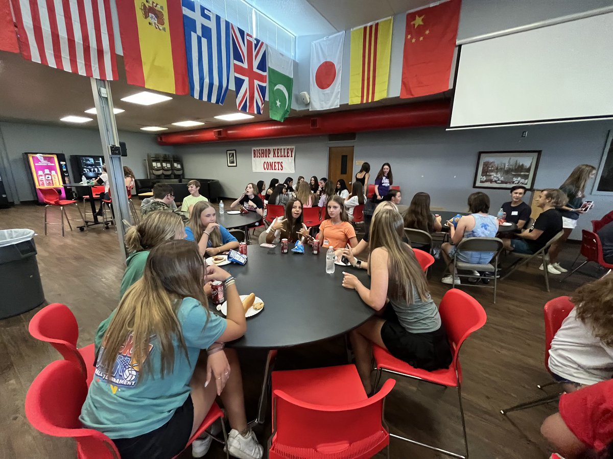 BKComets's tweet photo. Link Crew welcomes the Class of 2026 at the Annual Frosh Summer BBQ! #ThisIsBK https://t.co/IVk2NKAIjt