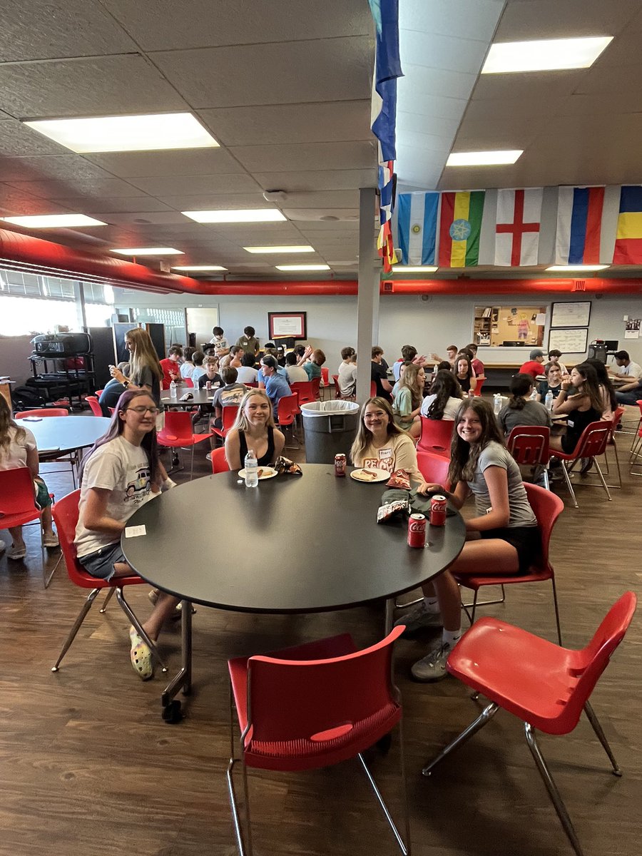 BKComets's tweet photo. Link Crew welcomes the Class of 2026 at the Annual Frosh Summer BBQ! #ThisIsBK https://t.co/IVk2NKAIjt