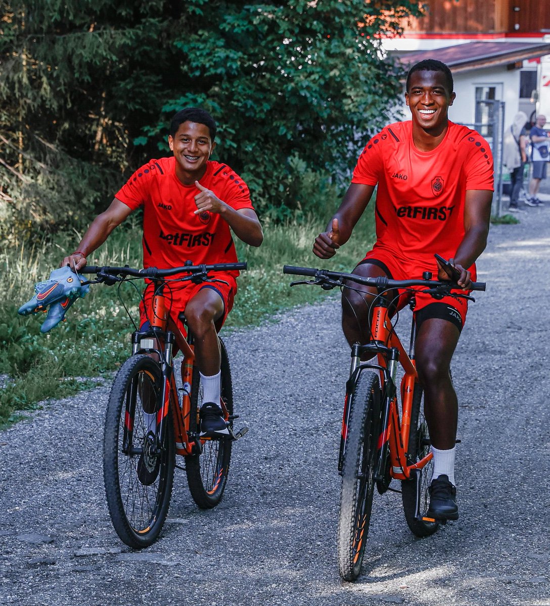 pizarrasportsec's tweet photo. A pedalear, mijines 🚴‍♂️🚴‍♂️

Los ecuatorianos Anthony Valencia y William Pacho cumpliendo al 💯 con la pretemporada del Royal Antwerp. https://t.co/6DrLzliWo5