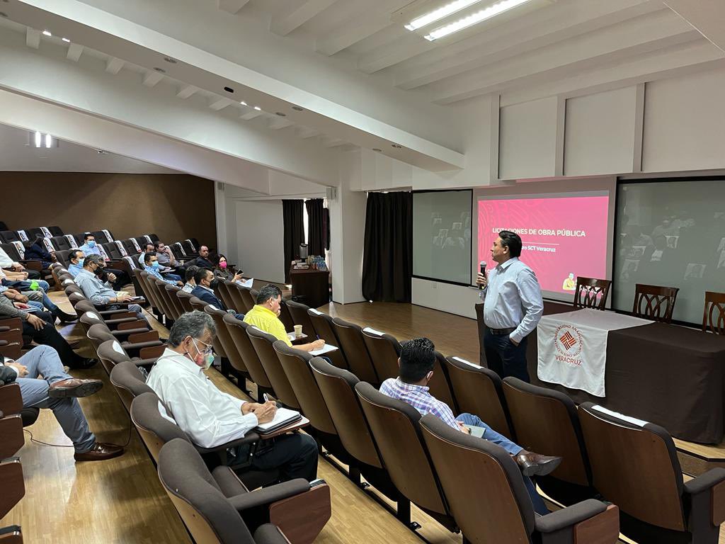 Funcionarios del Centro #Veracruz impartieron, esta tarde, el taller sobre licitaciones de obra pública, transparencia y mejores prácticas en licitaciones, en el aula magna Santo Tomás de Aquino de la <a href="/AnahuacXalapa/">Anáhuac Veracruz campus Xalapa</a> <a href="/AMICVeracruz/">AMIC Veracruz</a>