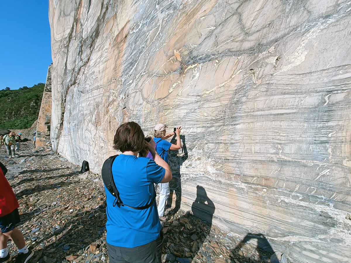 La Cantera de Pizarra de Vilarbacú, como resultado de su explotación, ha destapado una enorme pared #PatrimonioGeologico con numerosas estructuras sedimentarias y tectónicas de gran valor didáctico.