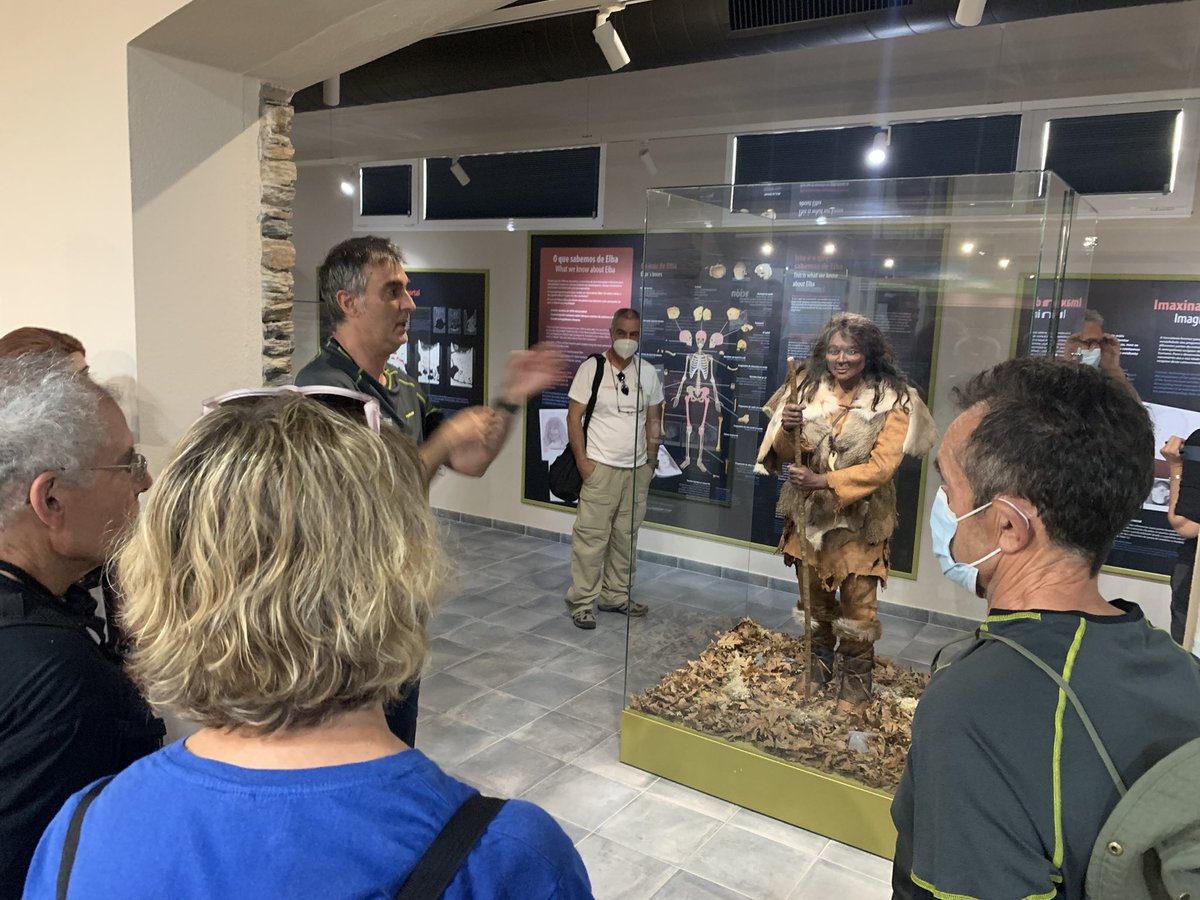 PatrimonioGeo's tweet photo. El Museo Geológico de Quiroga es un buen lugar para tocar rocas, consultar libros interesantes, ampliar tus conocimientos de geología y conocer todo el #PatrimonioGeologico de @COURELMOUNTAIS.
Terminamos este hilo y os recomendamos desde @PatrimonioGeo que visitéis #Courel 😃😃 https://t.co/NiVDah4qUm