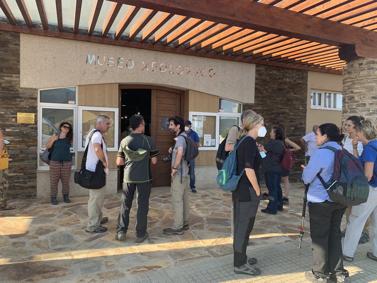 PatrimonioGeo's tweet photo. El Museo Geológico de Quiroga es un buen lugar para tocar rocas, consultar libros interesantes, ampliar tus conocimientos de geología y conocer todo el #PatrimonioGeologico de @COURELMOUNTAIS.
Terminamos este hilo y os recomendamos desde @PatrimonioGeo que visitéis #Courel 😃😃 https://t.co/NiVDah4qUm