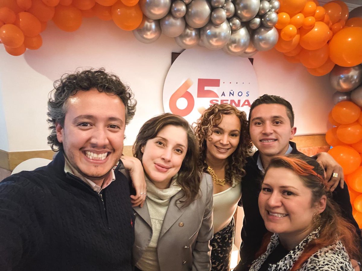 hernanfuentes's tweet photo. ¡Feliz cumpleaños, SENA! 🎉✨
Hoy celebramos en equipo los 65 años de la entidad más querida por los colombianos. 🧡 
🇨🇴 Orgulloso de pertenecer a esta familia y de ver, cada día, cómo transforma la vida de miles de personas.
#65añosSENA ✨🇨🇴 https://t.co/mfxHWEEA2U