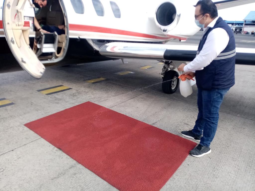 AgrocalidadZ5's tweet photo. #Guayas | #Agrocalidad realiza control fito y zoosanitario a pasajeros y equipajes provenientes de vuelos comerciales y privados, en el Aeropuerto José Joaquín Olmedo, evitando la ocurrencia y diseminación de plagas. #JuntosPorElAgro https://t.co/Ou45lSX4OZ