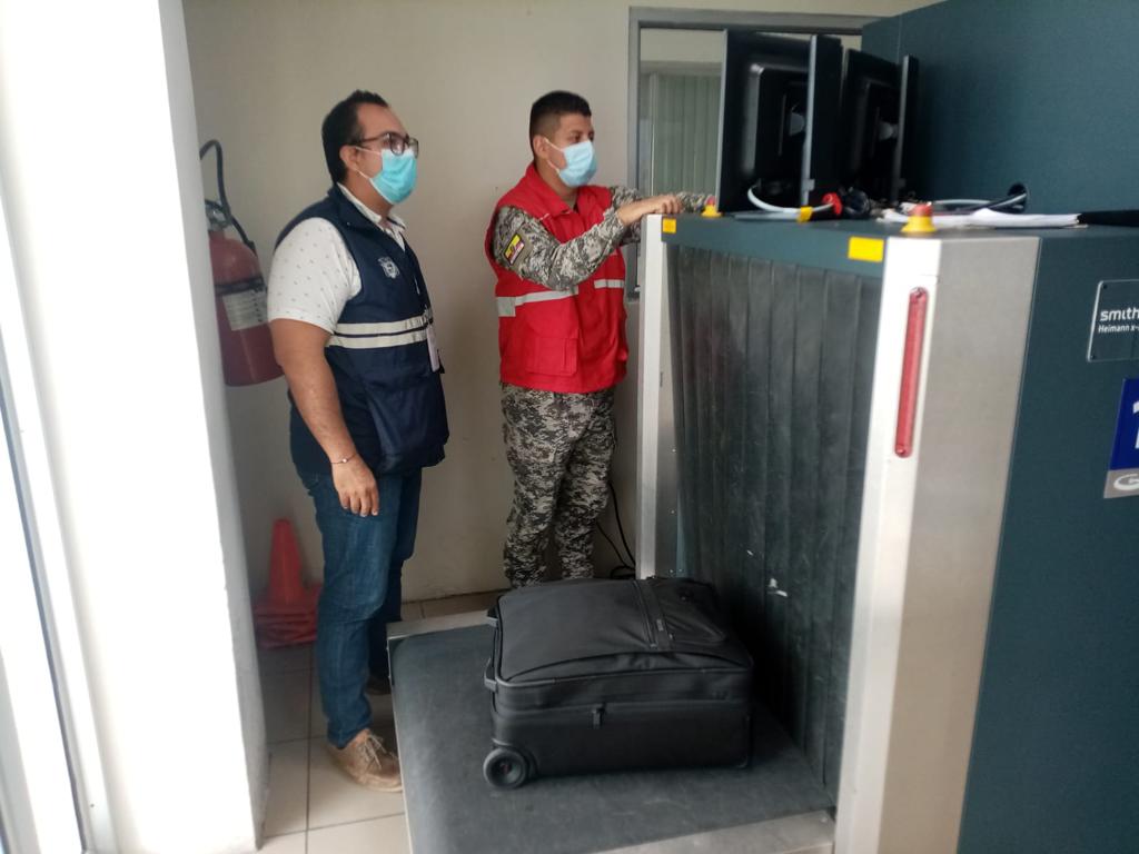 AgrocalidadZ5's tweet photo. #Guayas | #Agrocalidad realiza control fito y zoosanitario a pasajeros y equipajes provenientes de vuelos comerciales y privados, en el Aeropuerto José Joaquín Olmedo, evitando la ocurrencia y diseminación de plagas. #JuntosPorElAgro https://t.co/Ou45lSX4OZ