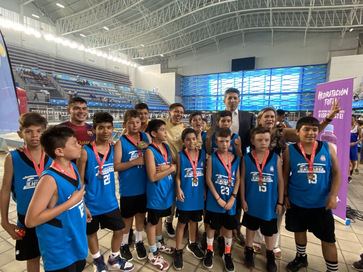 JCFloresMiramon's tweet photo. Felicidades a las y los 2,300 atletas de primaria y secundaria que participan en los Juegos Deportivos Escolares de la Educación Básica 2021- 2022, donde fortalecen su salud física y emocional, algo que trabajamos desde #Recrea. Su esfuerzo los ayudará a alcanzar sus sueños. https://t.co/4Rdj1MpSgr