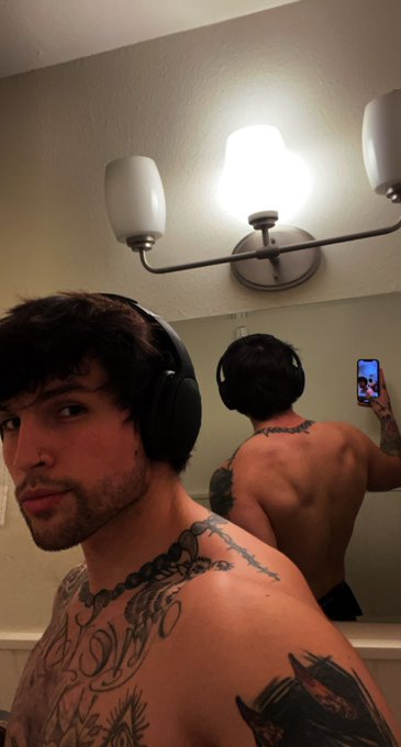 Who likes backs 😈? https://t.co/KPLNEPE2fj