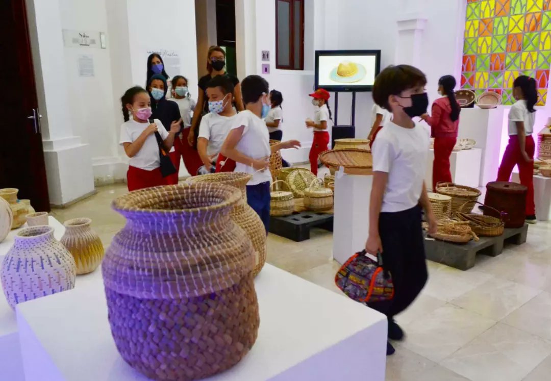 reddearte's tweet photo. Este #6Jul las artesanas Gisella Ypuana y Yaneth Ypuana dirigieron el taller de Arte Wayú, a niños y niñas de la Unidad Educativa José Ignacio Cabrujas, desde las instalaciones del Museo Boliviano, donde se encuentra la exposición de cestería venezolana “Los tejidos que hablan”. https://t.co/w8X1aSBwBr