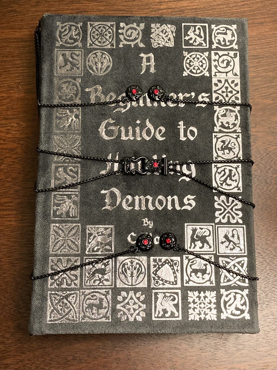 callay120's tweet photo. Y’all, fanbinder nodeadfandoms made me this incredible physical copy of BGTHD! Look at it! It has chains on it!! ⛓😈⛓

This is the best thing that’s ever happened to me, please check out their amazing bookbinding
https://t.co/m8KmK13TqT https://t.co/D9FraEJgDB