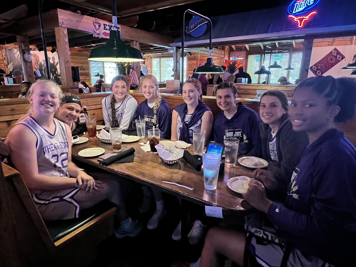 Ending the day of TWO overtime wins with team dinner! 💪🏻🍽 @wheatstateelite @DanaCrain6