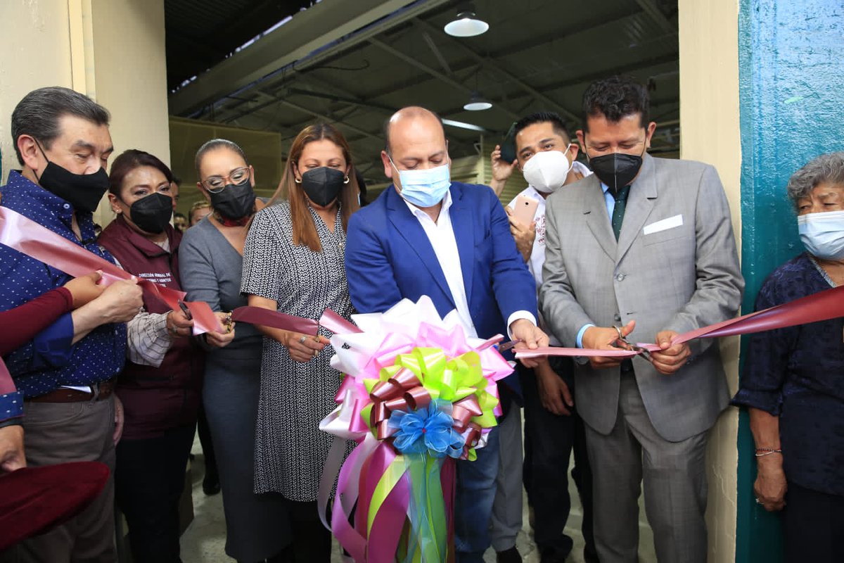 evelyn_parraA's tweet image. Tal y como se los prometimos hoy reinauguramos el Mercado Morelos luego de un incendio que afectó los puestos de varios locatarios. Gracias a todos por su paciencia, saben que es un honor poder ayudarlos en @A_VCarranza Agradezco al diputado @julioc_moreno
Por su presencia.