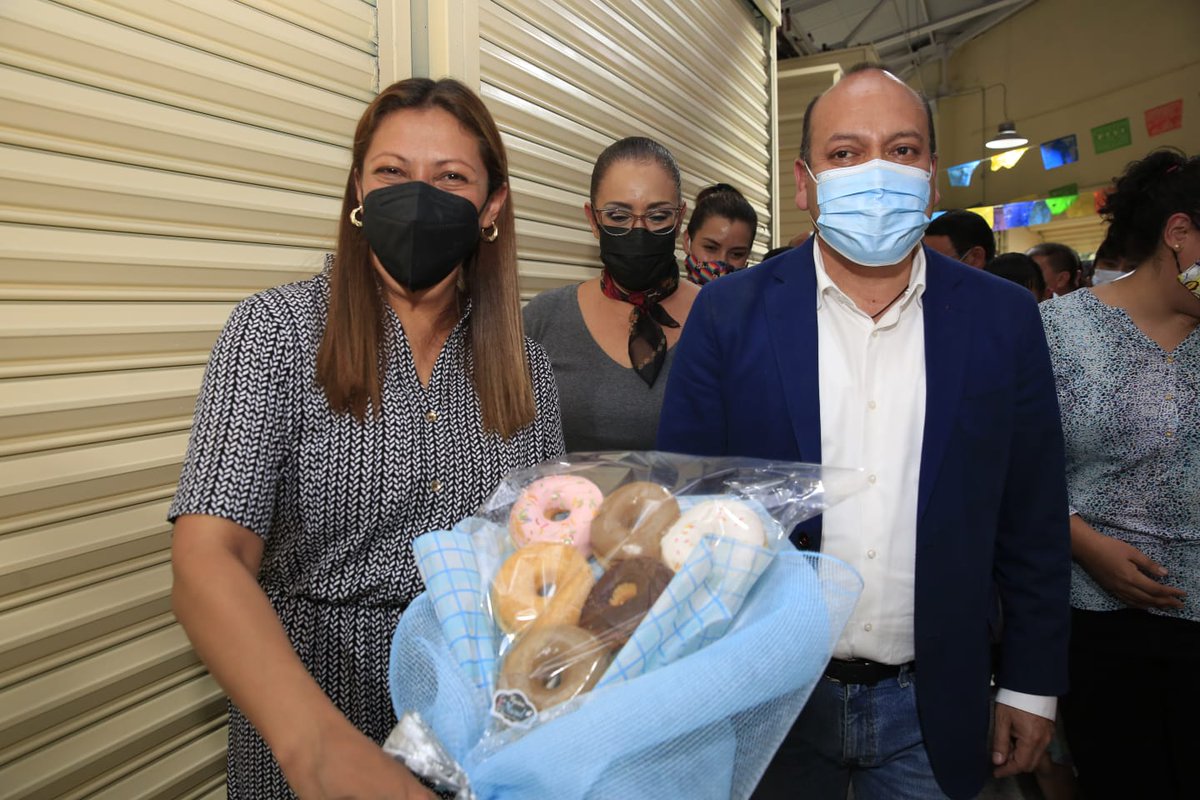 evelyn_parraA's tweet image. Tal y como se los prometimos hoy reinauguramos el Mercado Morelos luego de un incendio que afectó los puestos de varios locatarios. Gracias a todos por su paciencia, saben que es un honor poder ayudarlos en @A_VCarranza Agradezco al diputado @julioc_moreno
Por su presencia.