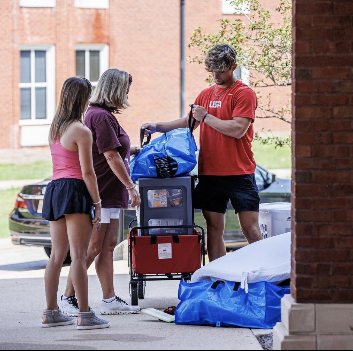 Move in day in Starkville!! Ready to get to work. Go dawgs🐶 #hailstate #dude #dudynoble <a href="/HailStateBB/">Mississippi State Baseball</a> @lemo22 <a href="/JakeGautreau/">Jake Gautreau</a> <a href="/sfoxhall/">Scott Foxhall</a> <a href="/k_cheesebrough/">Kyle Cheesebrough</a>