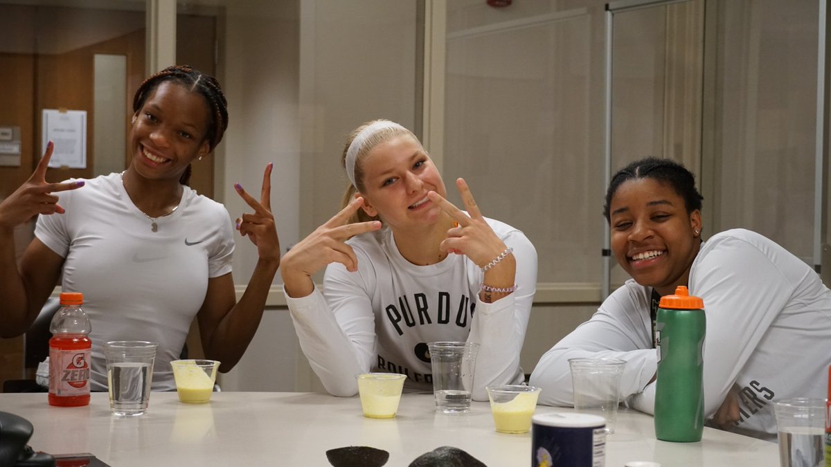 PurdueWBB's tweet image. When you make fish tacos, Philly cheesesteaks and smoothies with @BoilerFuel 💪