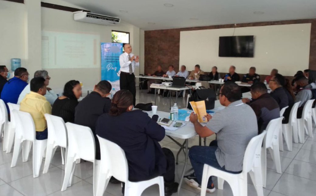 PDDHElSalvador's tweet photo. Con instrucciones del #ProcuradorDDHH #ApolonioTobar, #AdjuntoMigrantes, Saúl Baños, inaugura el segundo módulo del Diplomado Especializado en Derechos Humanos dirigido a personal de la @PNCSV. Para el Diplomado se cuenta con el apoyo de @FESPAD_sv. https://t.co/OBF1yUrocw