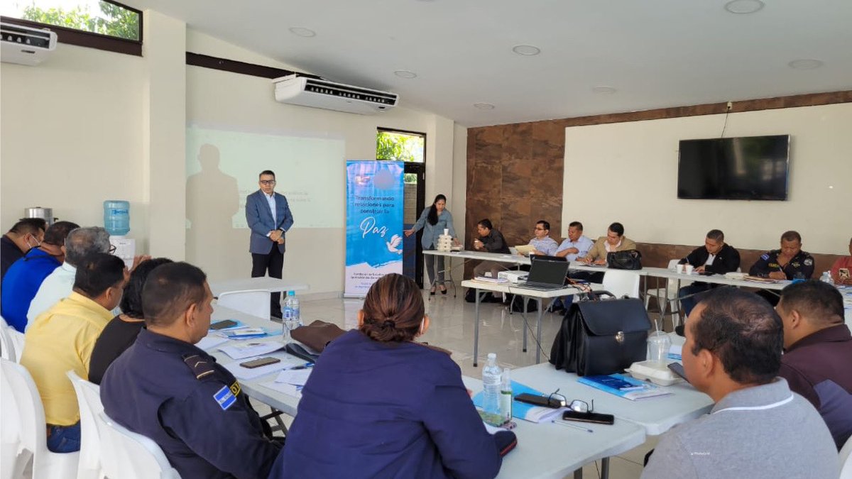 PDDHElSalvador's tweet photo. Con instrucciones del #ProcuradorDDHH #ApolonioTobar, #AdjuntoMigrantes, Saúl Baños, inaugura el segundo módulo del Diplomado Especializado en Derechos Humanos dirigido a personal de la @PNCSV. Para el Diplomado se cuenta con el apoyo de @FESPAD_sv. https://t.co/OBF1yUrocw