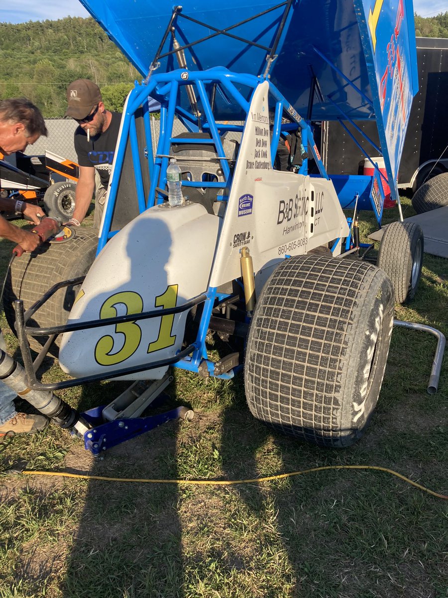 SprintCarsofNE's tweet photo. Plenty of @AfcoProShocks at every SCoNE race. This was last Saturday at @DevilsBowlSpeed in Vermont.
#DirtTrack
#ProShocks https://t.co/2sdhG7DIwy
