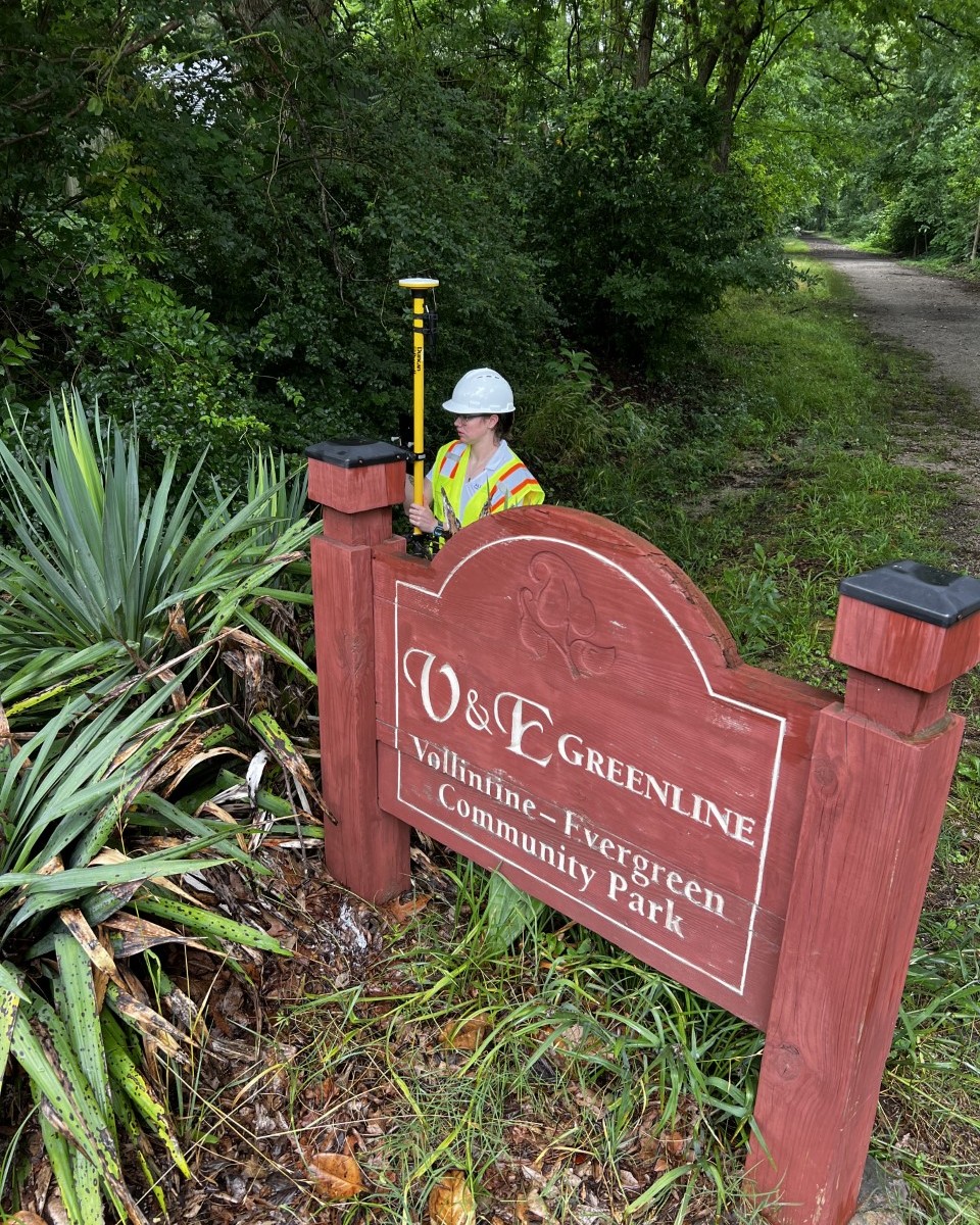 Allworld_PM's tweet photo. Geographical Information System technician , Madison Chandler, in the field today assisting the MSQ2: Mapping and Condition Assessment team in the historic vollintine and evergreen area.
#AWPM #AllworldPM #Memphis #GIS https://t.co/ZDjGswJqPr