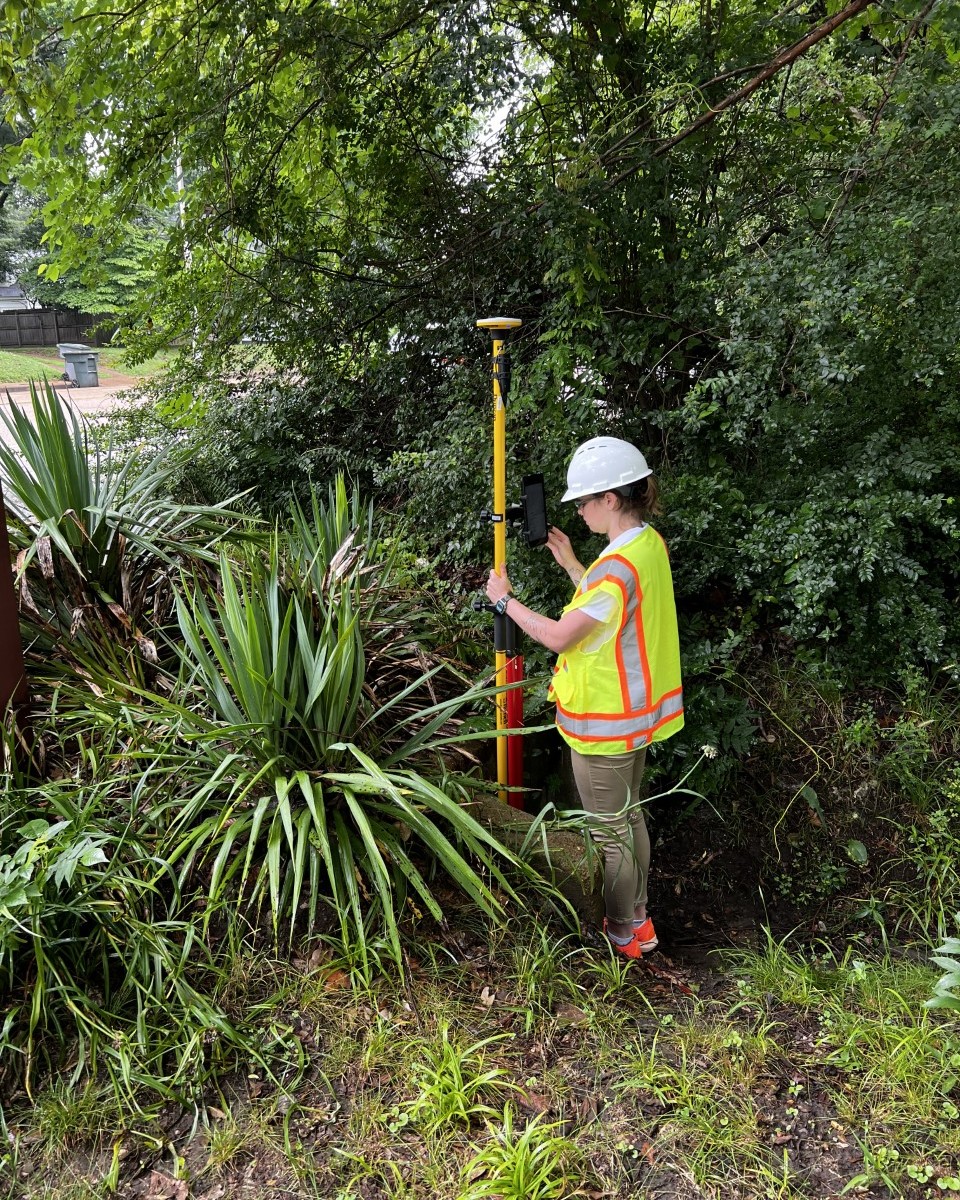 Allworld_PM's tweet photo. Geographical Information System technician , Madison Chandler, in the field today assisting the MSQ2: Mapping and Condition Assessment team in the historic vollintine and evergreen area.
#AWPM #AllworldPM #Memphis #GIS https://t.co/ZDjGswJqPr