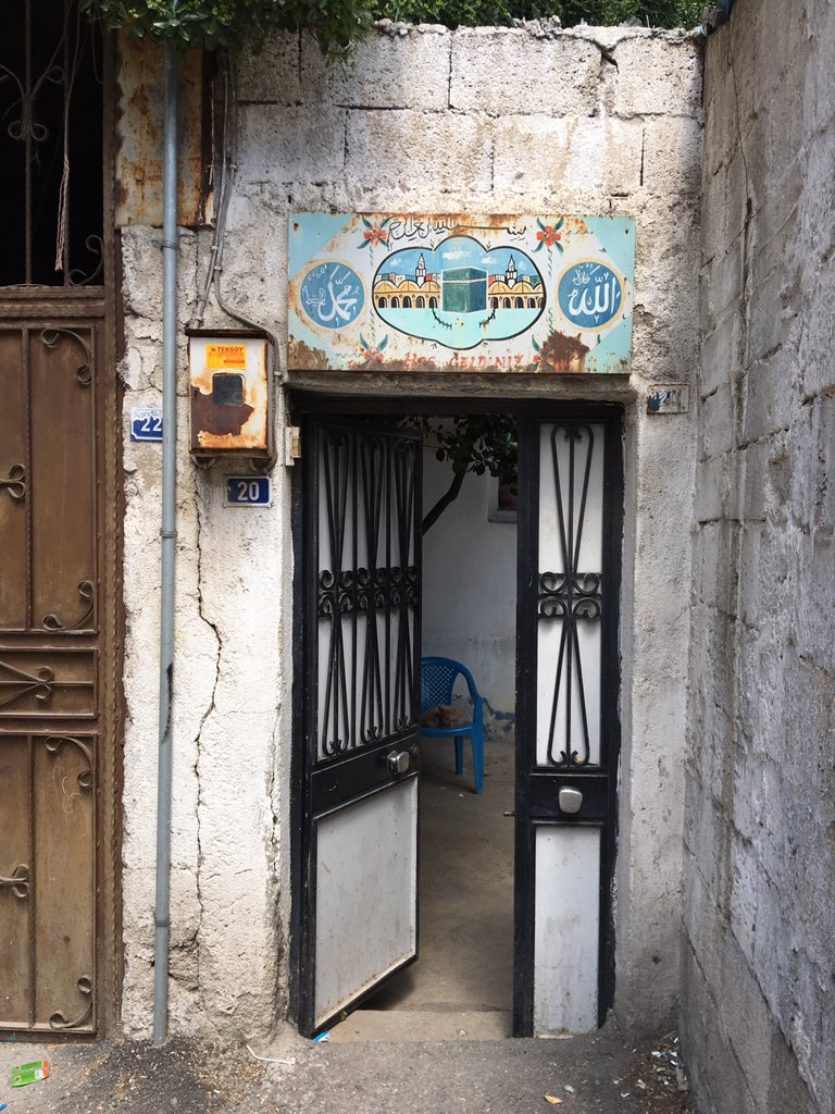mehmetsamik's tweet photo. @ciftpelin Urfa'da da geçmişten gelen bir ritüel bu. "Hacı" adına evinin kapısına oğlu akrabası veya arkadaşları tarafından yapılan süslemeler ve büyük bir özenle yapılan hacı ziyaretleri, öncesi ve sonrasıyla Hac ibadetine verilen önemin ne olduğunu göstermek amacıyla yapılırdı. https://t.co/U0uaZxP1gu