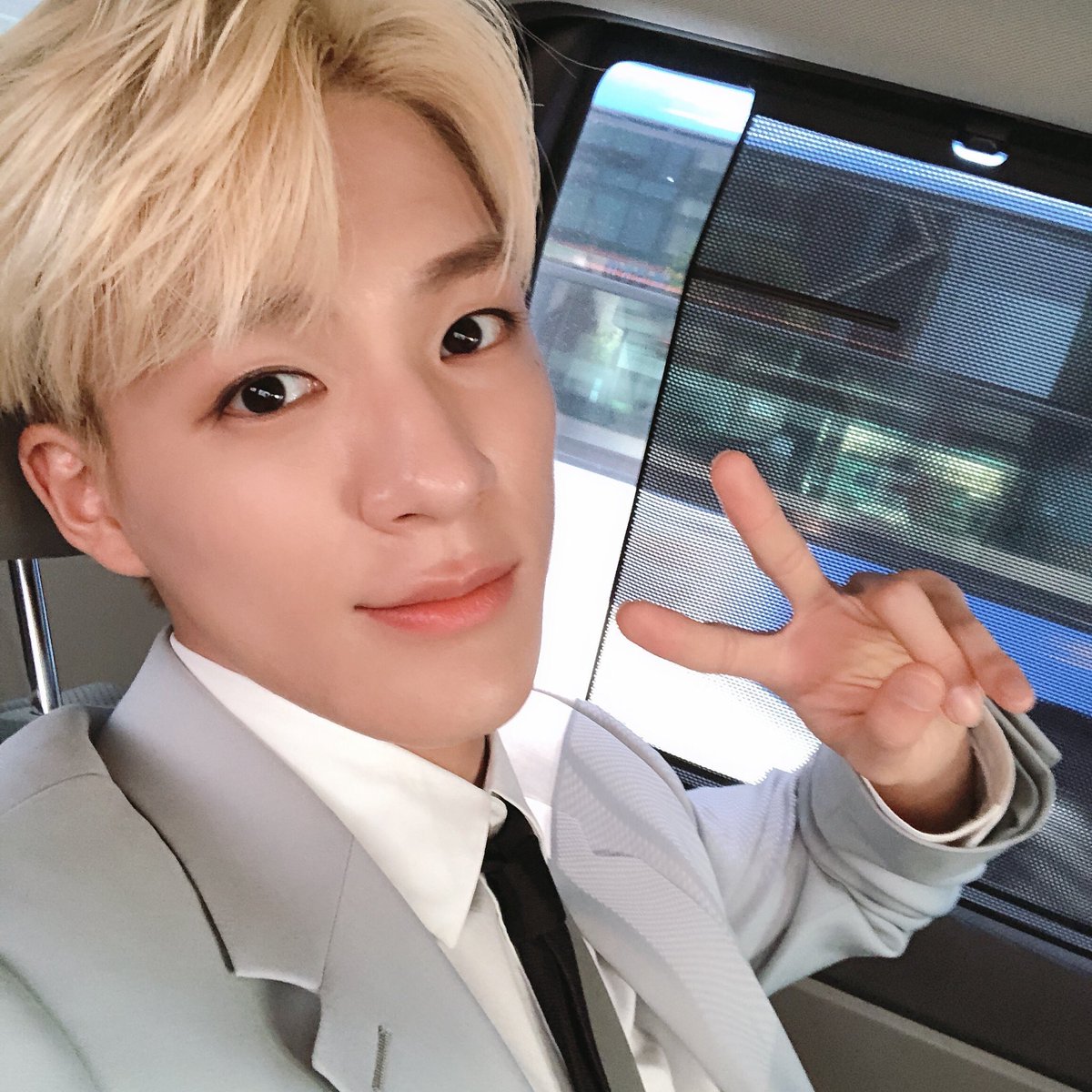O9aamdjd's tweet photo. 더쇼 제작진분 결혼식 사회 보러 갔던 3년 전 스무살 제노 ㅋㅋㅋ 잔뜩 긴장한 어색 강강쥐 봐도봐도 귀여워.. https://t.co/v4cnfZdzfQ