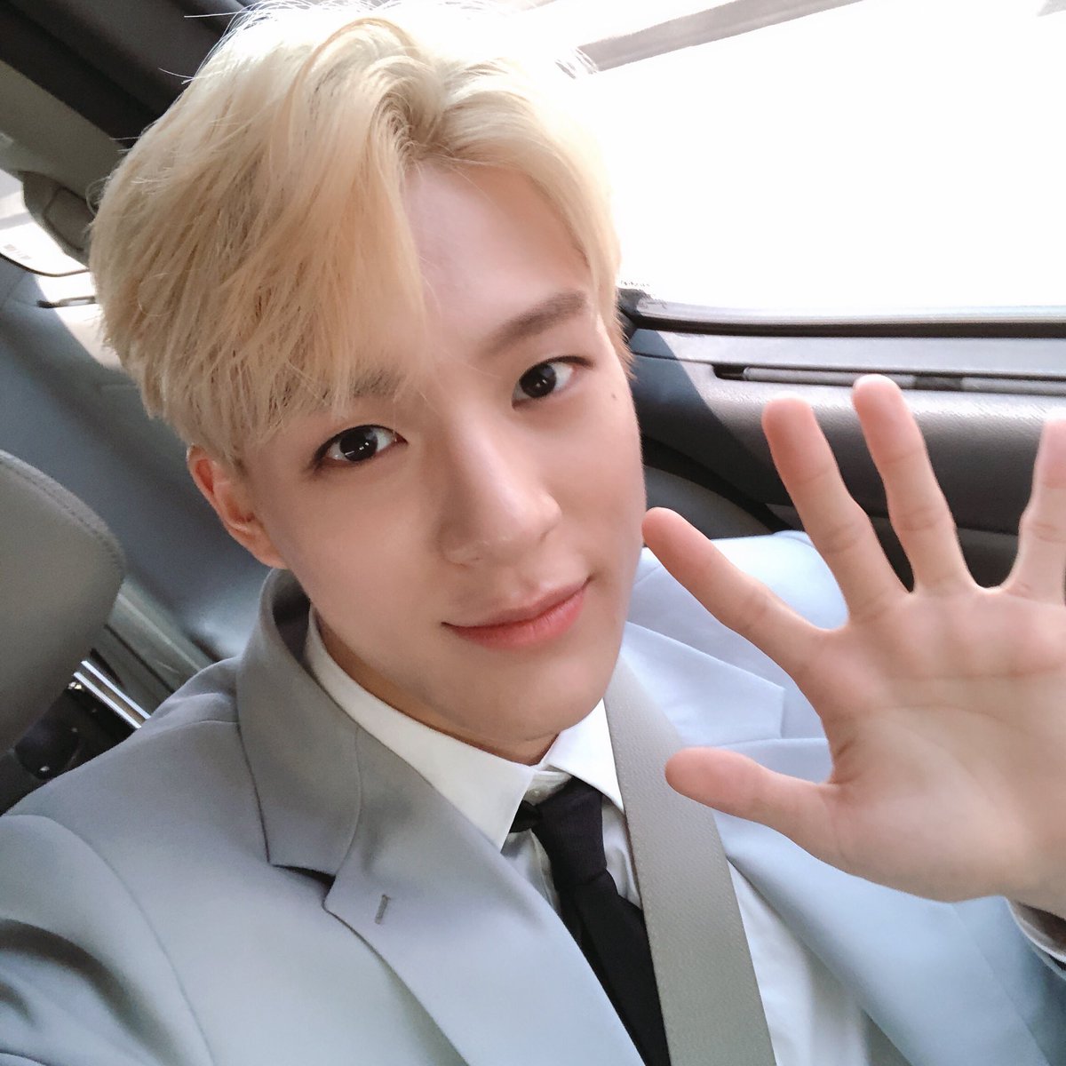 O9aamdjd's tweet photo. 더쇼 제작진분 결혼식 사회 보러 갔던 3년 전 스무살 제노 ㅋㅋㅋ 잔뜩 긴장한 어색 강강쥐 봐도봐도 귀여워.. https://t.co/v4cnfZdzfQ