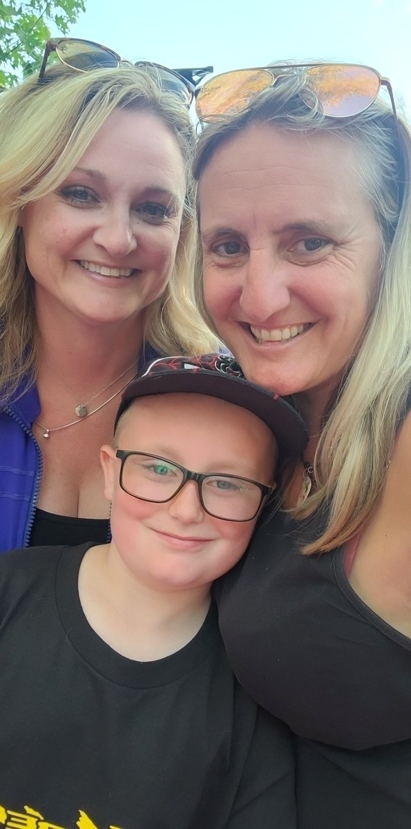 LindsayChrysler's tweet photo. Enjoying Concerts in the Park!

Happy National Kissing Day - these two couples have each been kissing for over 50 years (but NOT while driving)! 

 #DistractedDriving #LindsayDodgeChrysler #iPinkySwear  #thebombshelldeluxe #livemusic #lindsayontario https://t.co/2FHYYnyihl