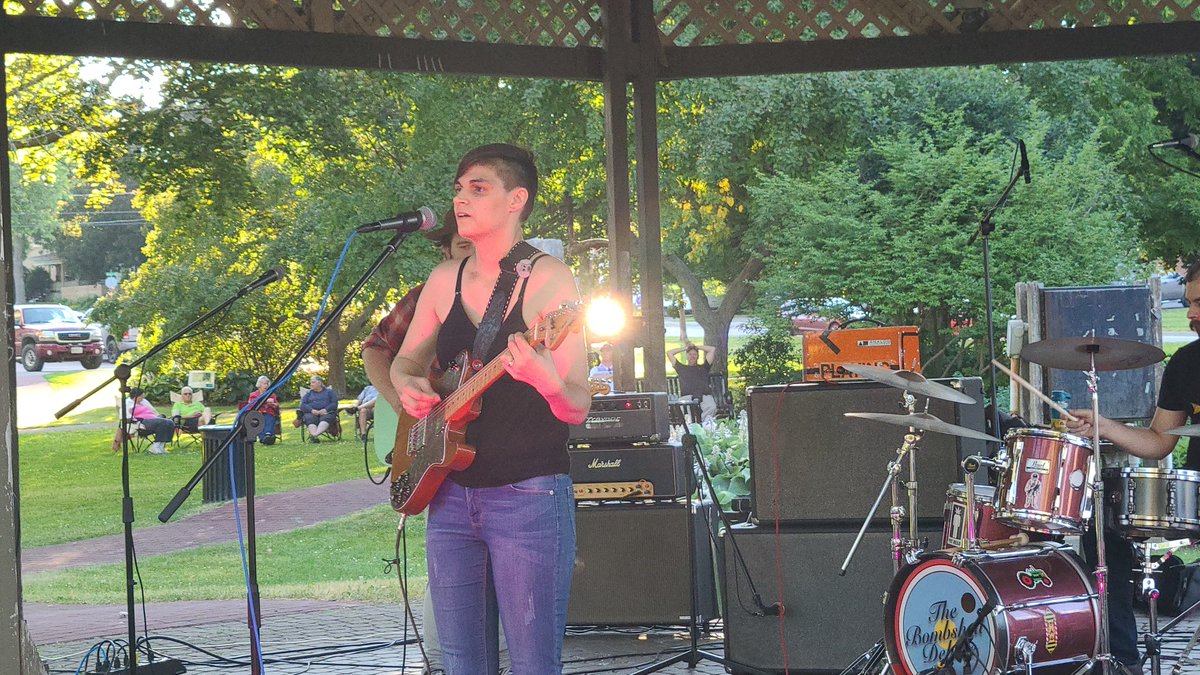 Enjoying Concerts in the Park!

Happy National Kissing Day - these two couples have each been kissing for over 50 years (but NOT while driving)! 

 #DistractedDriving #LindsayDodgeChrysler #iPinkySwear  #thebombshelldeluxe #livemusic #lindsayontario