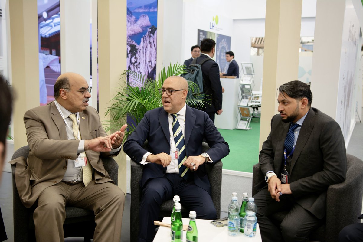 binsaeed's tweet photo. تشرفنا بترأس وفد المملكة الممثل لوزارة البلدية والقروية والإسكان في #المنتدى_الحضري_العالمي في بولندا ، انطلق #ميثاق_الملك_سلمان_العمراني محلياً و أصبح اليوم ذا أثر عالمي بارز ولله الحمد ، أشكر جميع الجهات السعودية المشاركة وعلى رأسها @MOCSaudi . #هيئة_فنون_العمارة_والتصميم https://t.co/dxbAYqLLJW